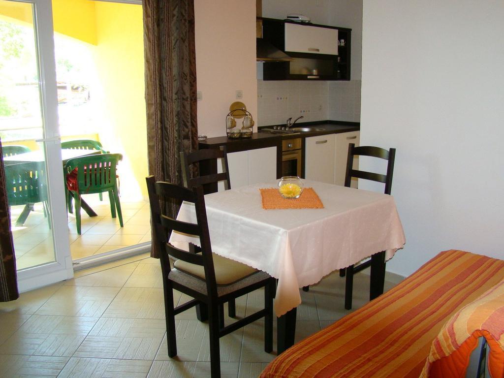 Apartments Buturic Sali Quarto foto